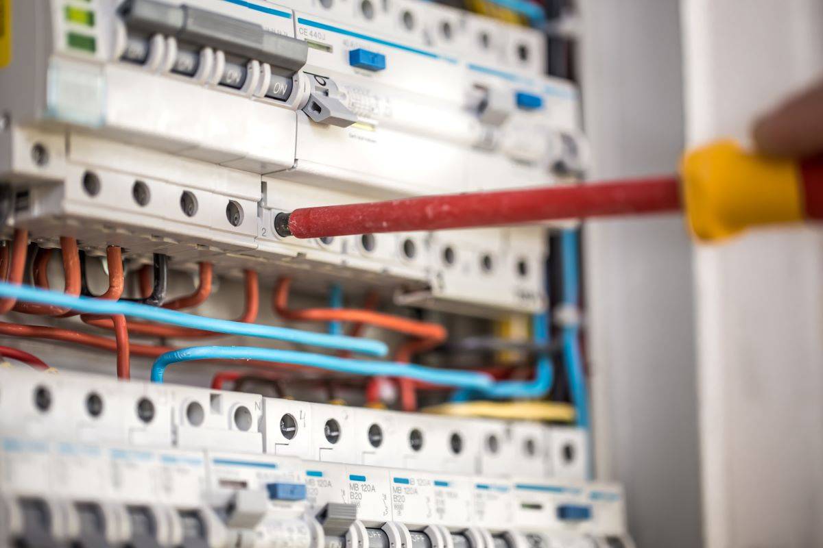 Construction and functionalities of traction substation power switchgear