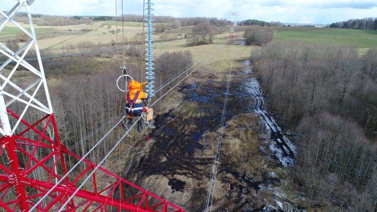 330 kV Jurbarkas – Bitenai power line, insulators – el.demo.weblegend.pl