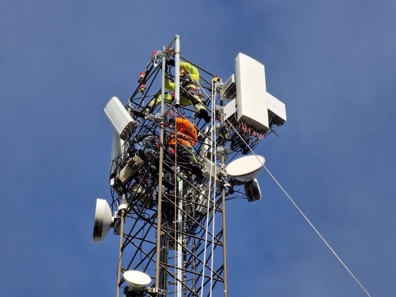 Prace instalacyjne urządzeń telekomunikacyjnych na masztach sieci 5G w Szwecji
