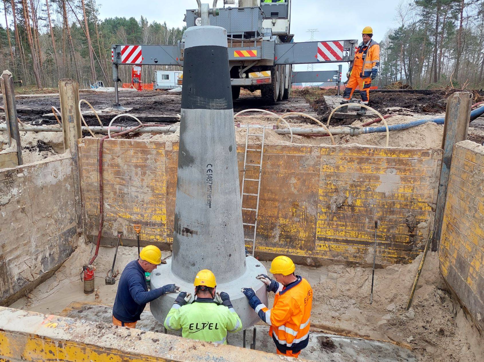 Construction and assembly works on the 400 kV Ostrołęka-Stanisławów power line