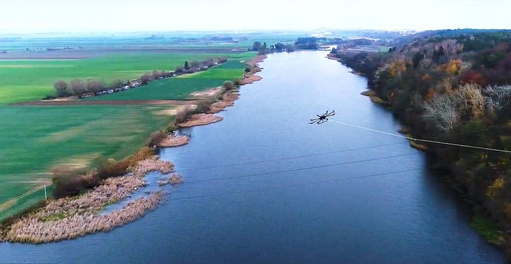 Nowoczesne-uslugi-elektroenergetyczne-dron-przeciagajacy-linke 