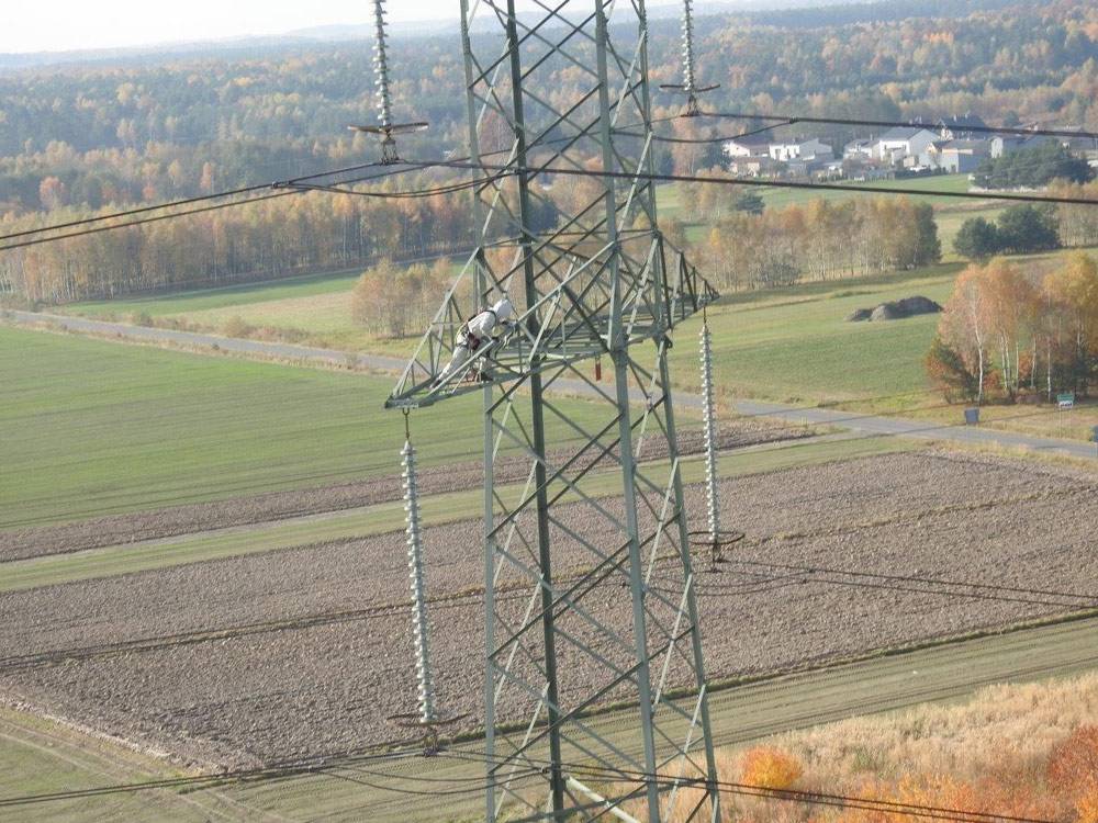 elektromonter-poruszajacy-sie-po-poprzeczniku-slupa-pod-czynnym-przewodem-400-kv