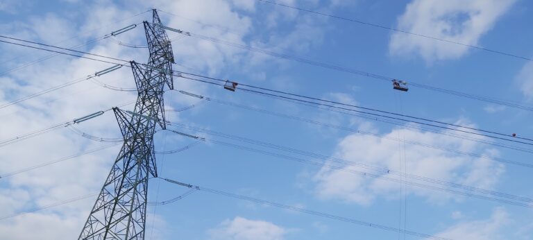 Budowa dwutorowej linii napowietrznej 400 kV Czarna – Pasikurowice – montaż kul ostrzegawczych – el.demo.weblegend.pl