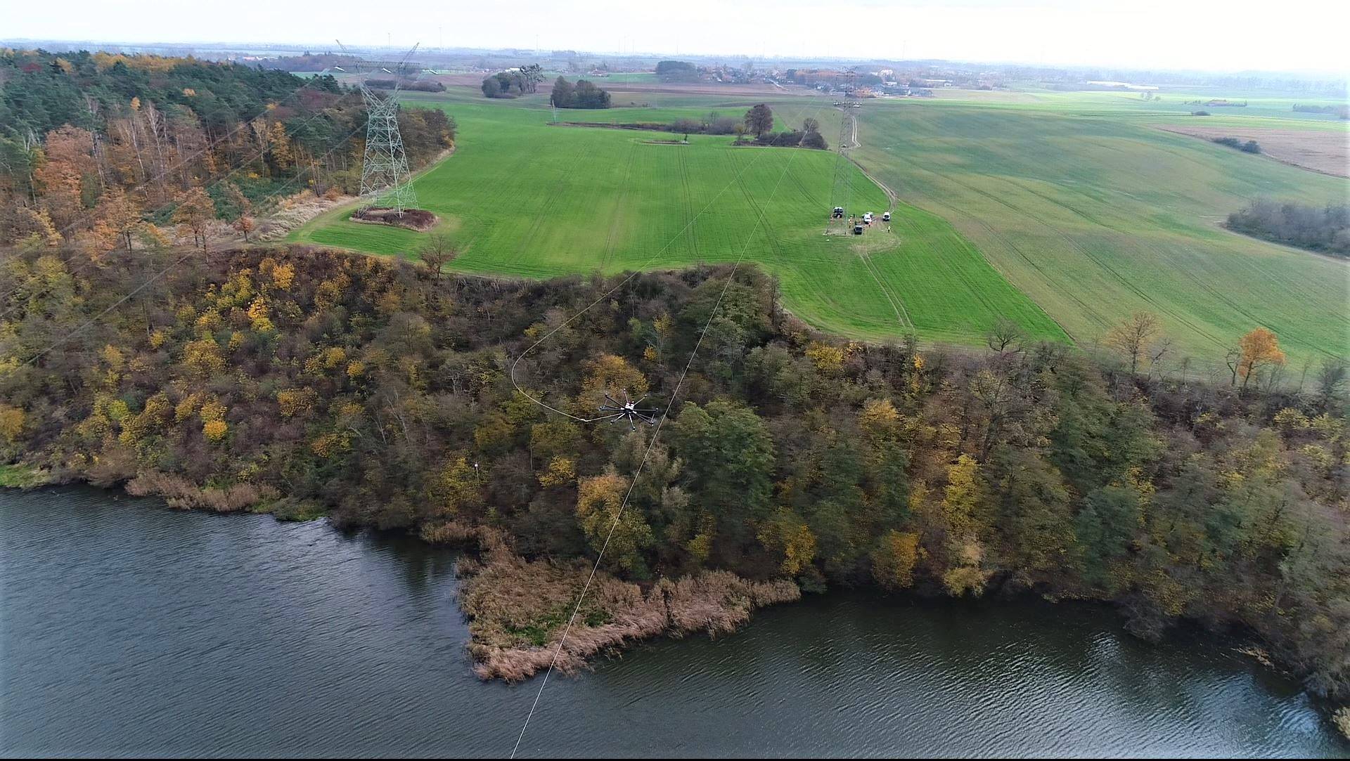 Einsatz einer Drohne zum Durchziehen des Vorseils an einer 110-kV-Stromleitung über den Fluss Nogat, Pelplin - Malbork - el.demo.weblegend.pl