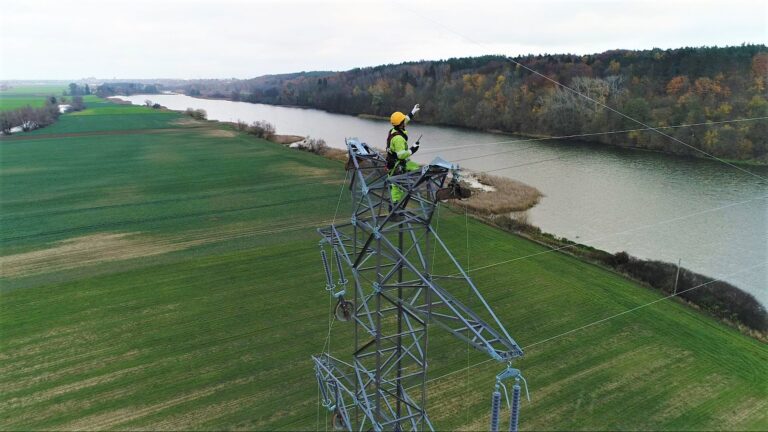 Dron rozciąga linkę wstępną na linii energetycznej 110 kV nad rzeką Nogat - Malbork-Pelplin - el.demo.weblegend.pl