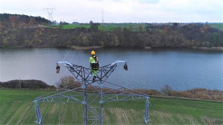 Wykorzystanie drona do rozciągania linki wstępnej na napowietrznej linii 110 kV nad rzeką Nogat - Malbork-Pelplin - el.demo.weblegend.pl